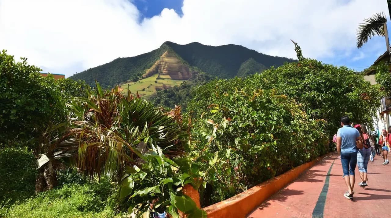 Best Free Walking Tours Guatapé: Discover the Colorful Town