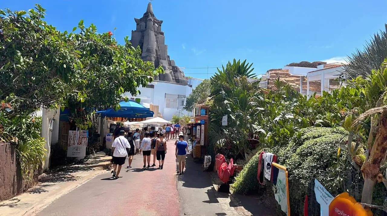 Free Guided Walking Tours Puerto Ayora: Explore on Foot